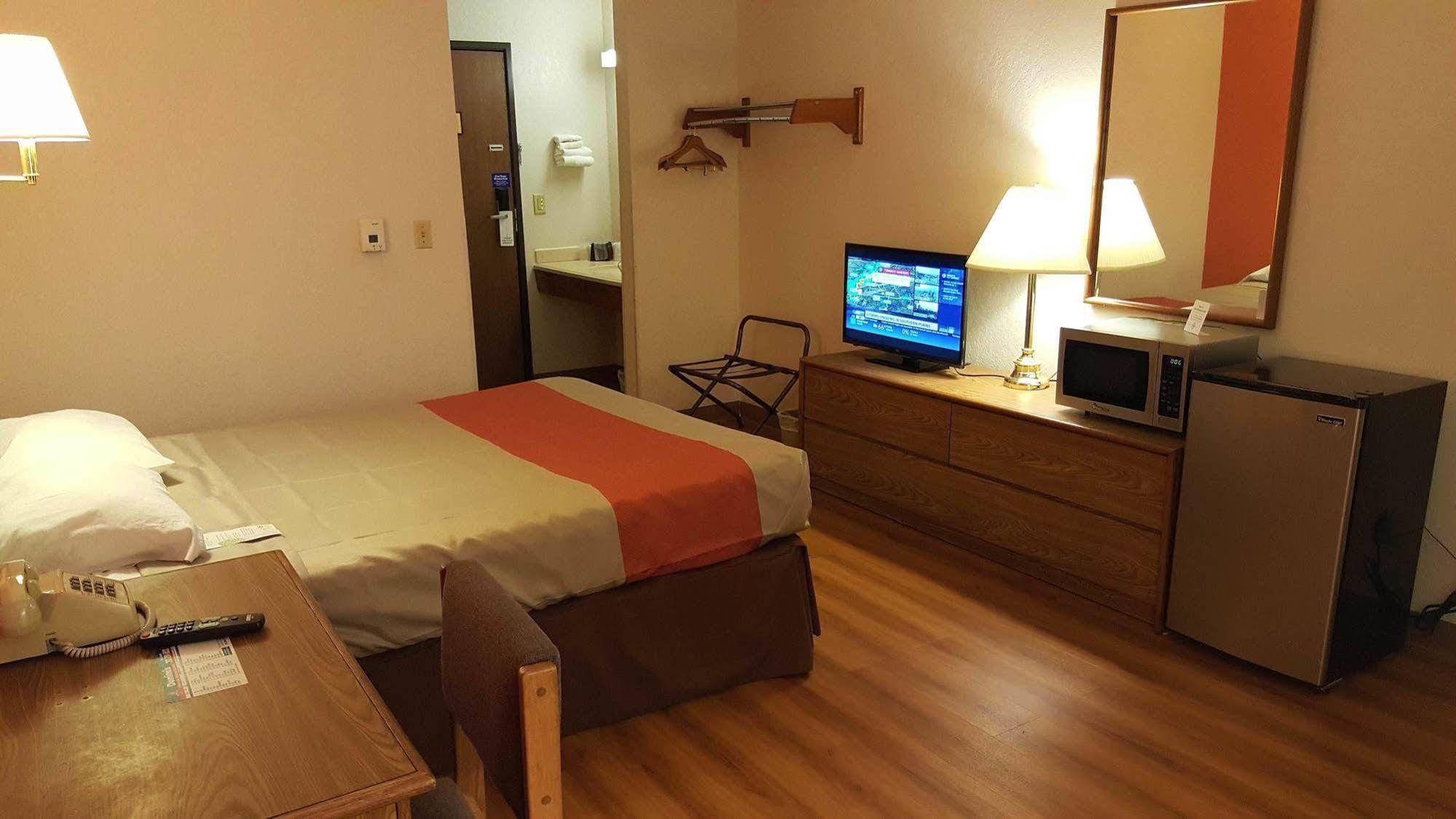 Motel 6-Saukville, Wi 外观 照片
